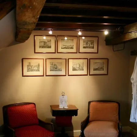 Au Lion D'or Bed & Breakfast 3*